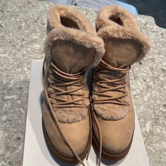 Like New tan women’s size 8 furry booties - Picture 2 of 8